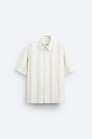 Relaxed fit shirt made of cotton blend fabric.Lapel collar and short sleeves. Chest patch pockets. Front button closure.