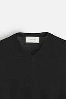 LIGHTWEIGHT WOOL AND CASHMERE BLEND V-NECK SWEATER