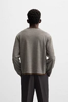 Regular fit sweater made of viscose and wool fabric. Round neck long sleeves. Rib trim.