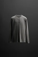 SEAMLESS ZIPPER NECK T-SHIRT