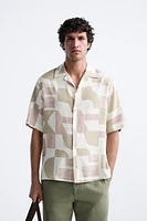 Relaxed fit shirt made of viscose blend fabric. Spread collar and short sleeves. Front button closure.