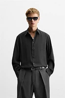 Relaxed fit shirt made of modal blend fabric. Lapel collar and long sleeves with buttoned cuffs. Front button closure.