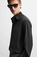 Relaxed fit shirt made of modal blend fabric. Lapel collar and long sleeves with buttoned cuffs. Front button closure.