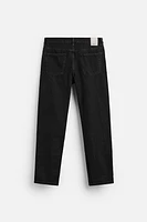 Regular fit jeans. Five pockets. Washed effect. Front button closure.