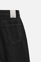 Regular fit jeans. Five pockets. Washed effect. Front button closure.