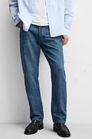 Regular fit jeans. Five pockets. Washed effect. Front button closure.