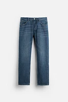 Regular fit jeans. Five pockets. Washed effect. Front button closure.