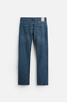 Regular fit jeans. Five pockets. Washed effect. Front button closure.