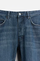 Regular fit jeans. Five pockets. Washed effect. Front button closure.