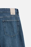 Regular fit jeans. Five pockets. Washed effect. Front button closure.