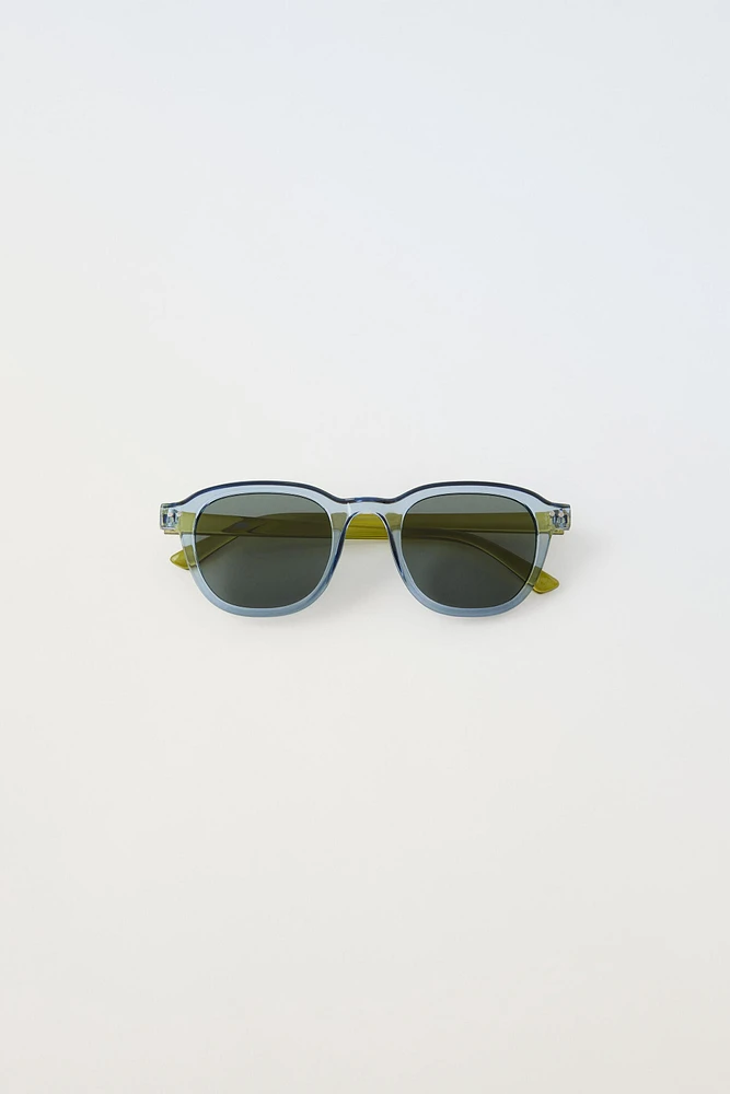 TRANSPARENT PLASTIC SUNGLASSES