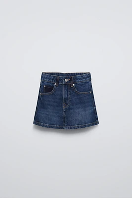 Denim skirt with adjustable interior waistband and Front button closure. pockets back patch pockets.