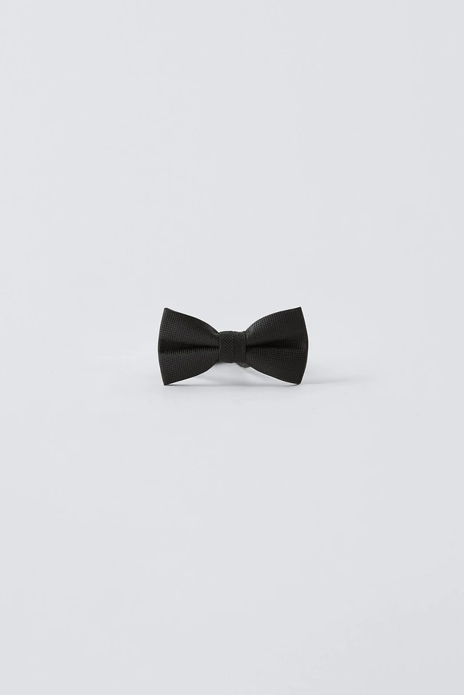 STRUCTURED SATIN EFFECT BOW TIE