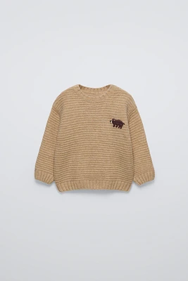 Knit sweater with round neck and long sleeves. Bear embroidery at chest.