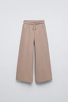 Elastic waistband pants. Adjustable Front drawstring. raised seam detail. Warm and soft interior.