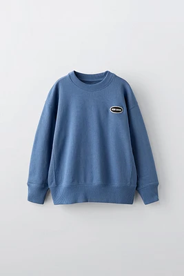 EMBROIDERED PATCH SWEATSHIRT