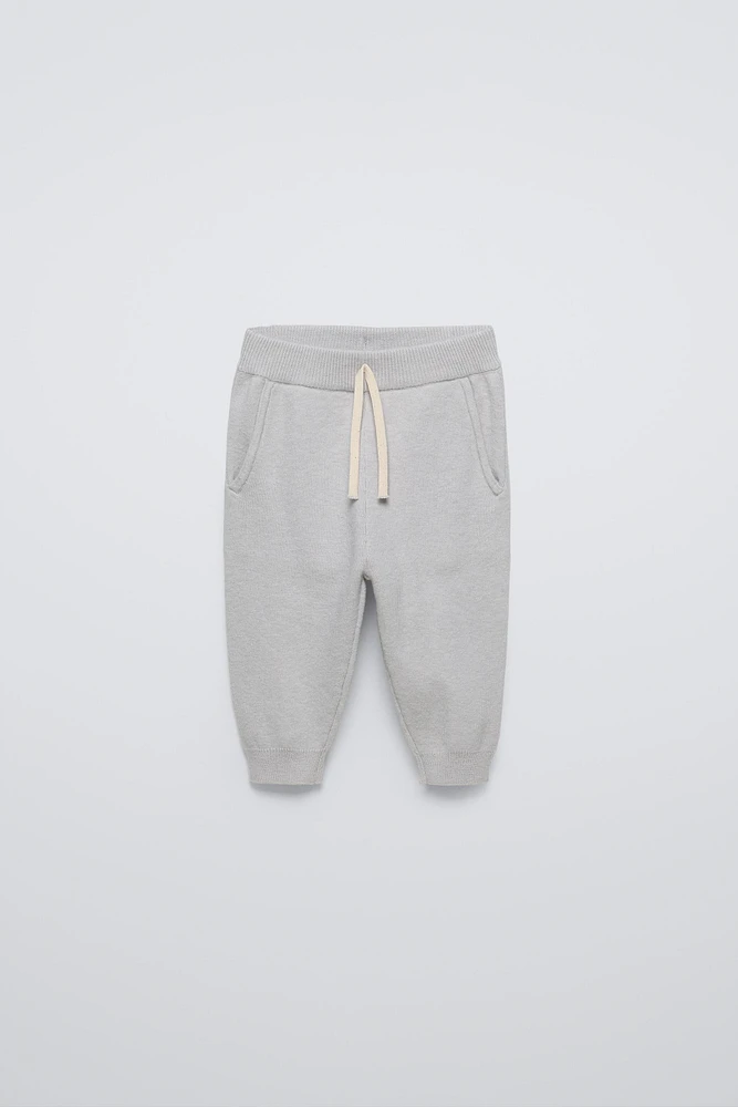 Jogger pants with elastic waistband and Front adjustable drawstring. pockets. Cuffed hems.