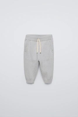 Jogger pants with elastic waistband and Front adjustable drawstring. pockets. Cuffed hems.