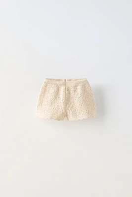 Knit shorts with elastic waistband. Scalloped hem.