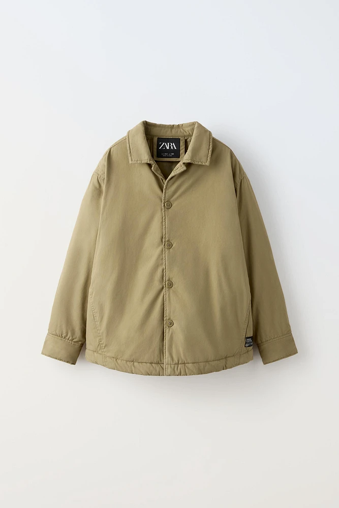 Overshirt with shirt collar and long sleeves. Front button closure. pockets.