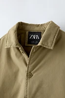 Overshirt with shirt collar and long sleeves. Front button closure. pockets.