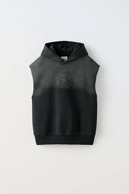 SLEEVELESS HOODED SWEATSHIRT