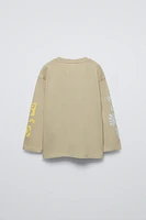 Round neck T-shirt with long sleeves. Front print.