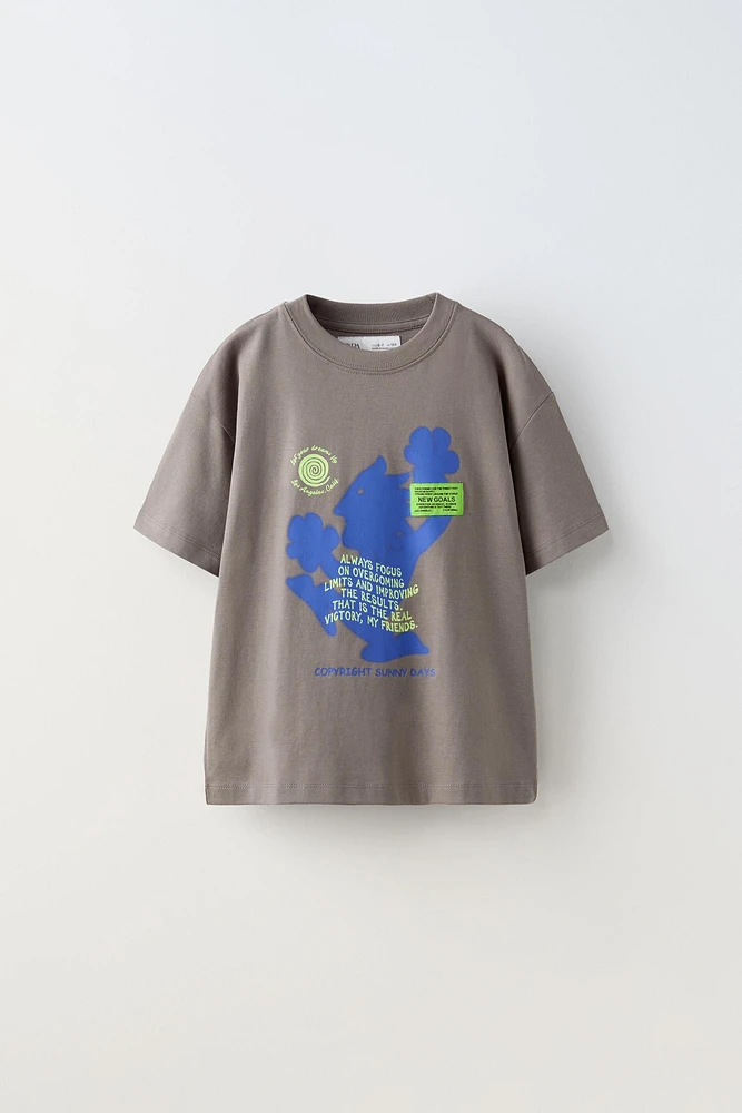 LABEL TEXT T-SHIRT