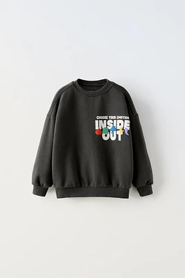 RAISED DETAIL INSIDE OUT © DISNEY SWEATSHIRT