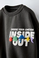 RAISED DETAIL INSIDE OUT © DISNEY SWEATSHIRT