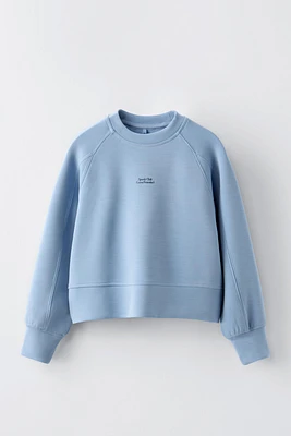 Round neck sweatshirt with long sleeves. Front printed text. Soft fabric 40% modal.