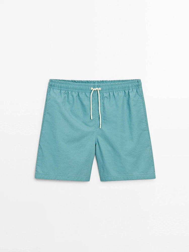 Plain pigment swimming trunks