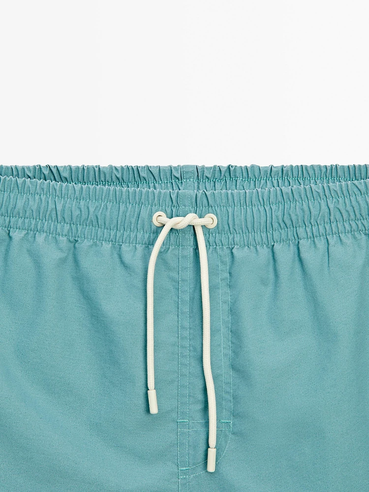 Plain pigment swimming trunks