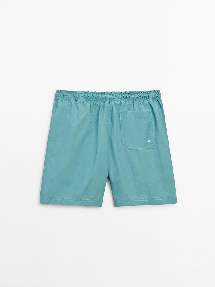 Plain pigment swimming trunks