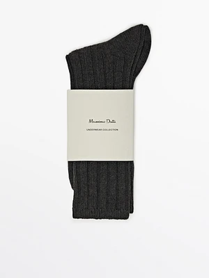 Ribbed socks with cylinder detail