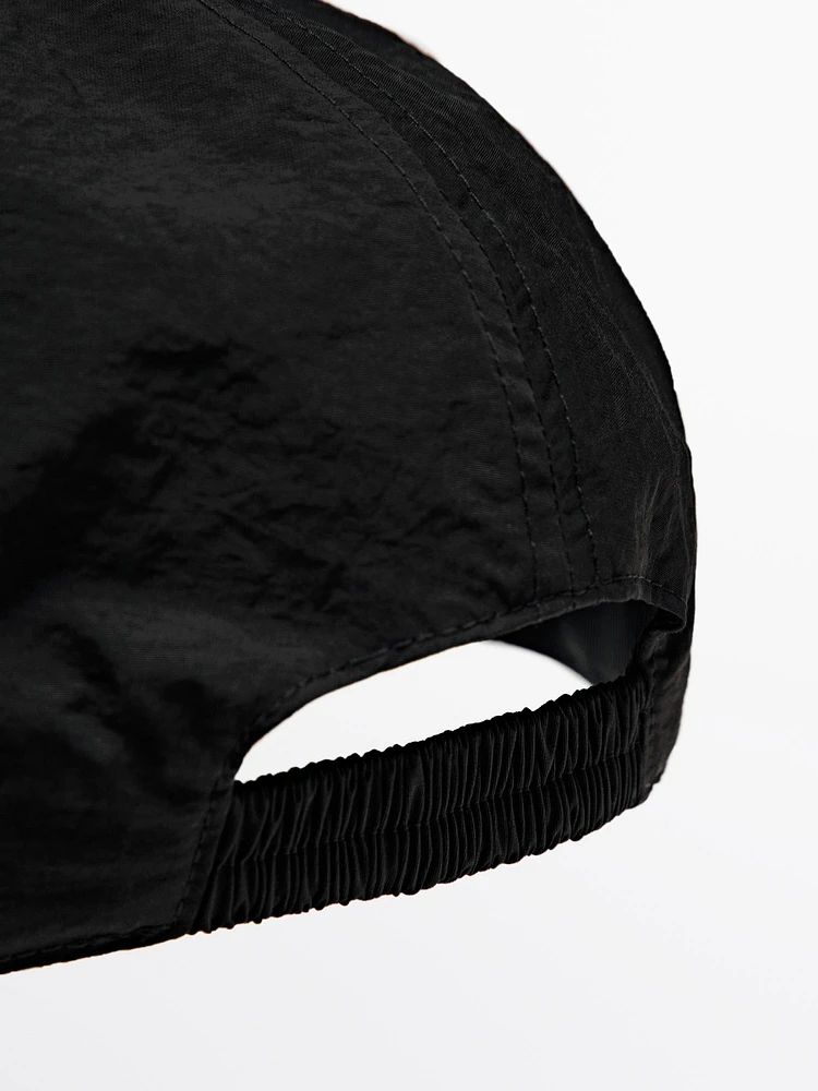 Technical cap with elasticated detail