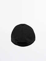 Technical cap with elasticated detail