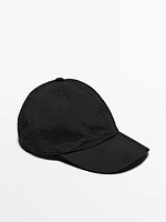 Technical cap with elasticated detail