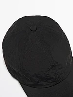 Technical cap with elasticated detail