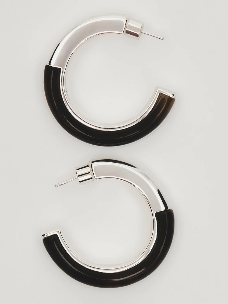 Hoop earrings with resin detail