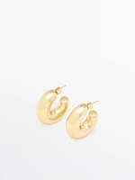 Curved hoop earrings