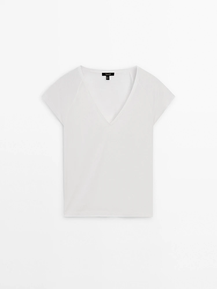 T-shirt with short raglan sleeves