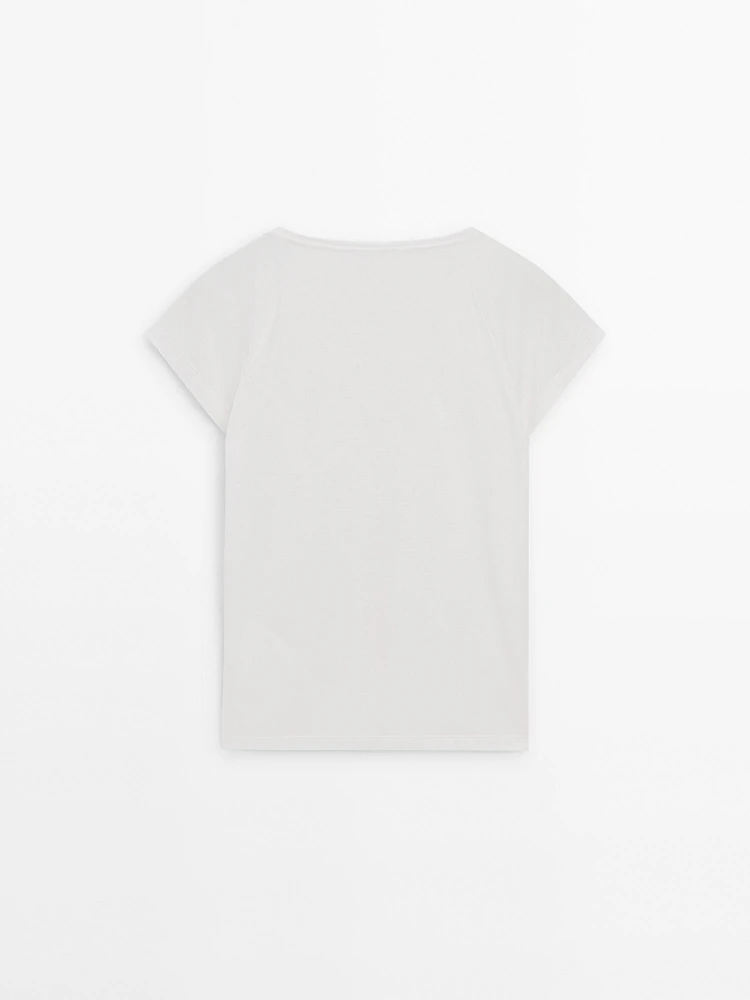 T-shirt with short raglan sleeves