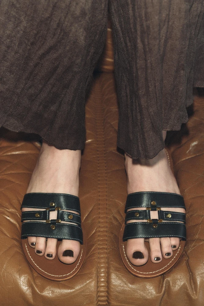 FLAT LEATHER SANDALS