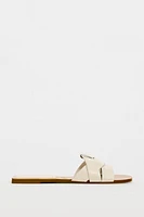 FLAT CROSSED-STRAP SANDALS