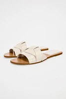 FLAT CROSSED-STRAP SANDALS