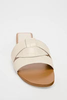 FLAT CROSSED-STRAP SANDALS