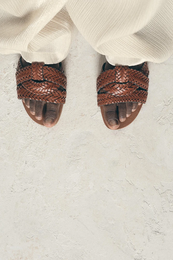 WOVEN FLAT LEATHER SANDALS