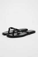 FLAT STRAPPY SANDALS