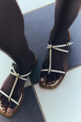 FLAT STRAPPY SANDALS